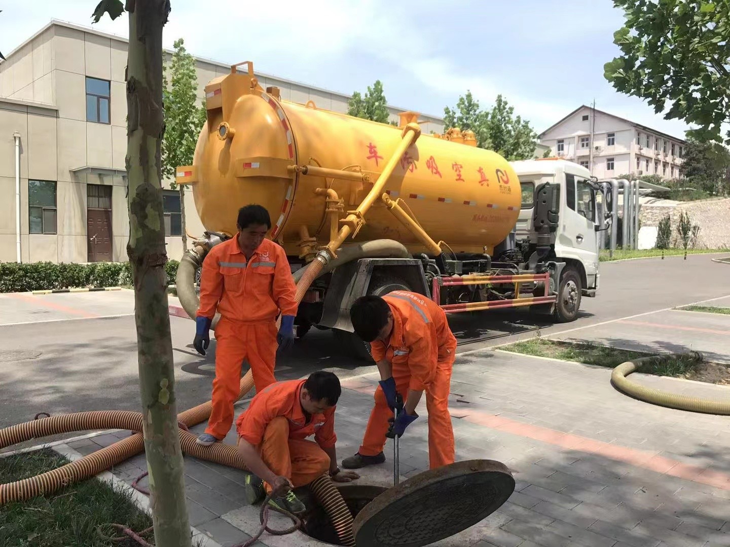 宁化管道疏通车停在窨井附近