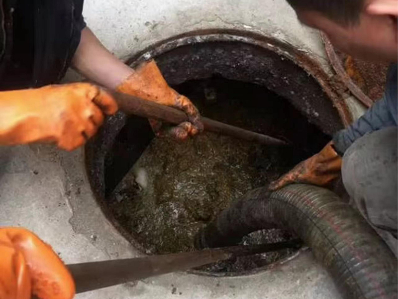 宁化清理化粪池时如何避免沼气的危害？